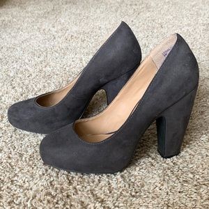 EUC Me Too Lesha Faux Suede pumps with 4in heel